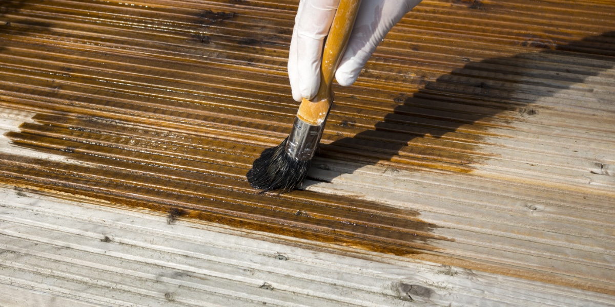 Nettoyer une terrasse en bois